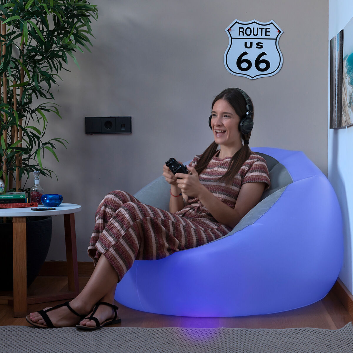 Uppblåsbar fåtölj med flerfärgad LED och fjärrkontroll Chight InnovaGoods - finns hos Aktivcamping