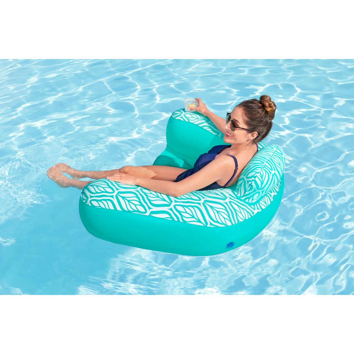 Uppblåsbar poolstol Bestway Comfort Plush 145 x 120 cm finns hos Aktivcamping