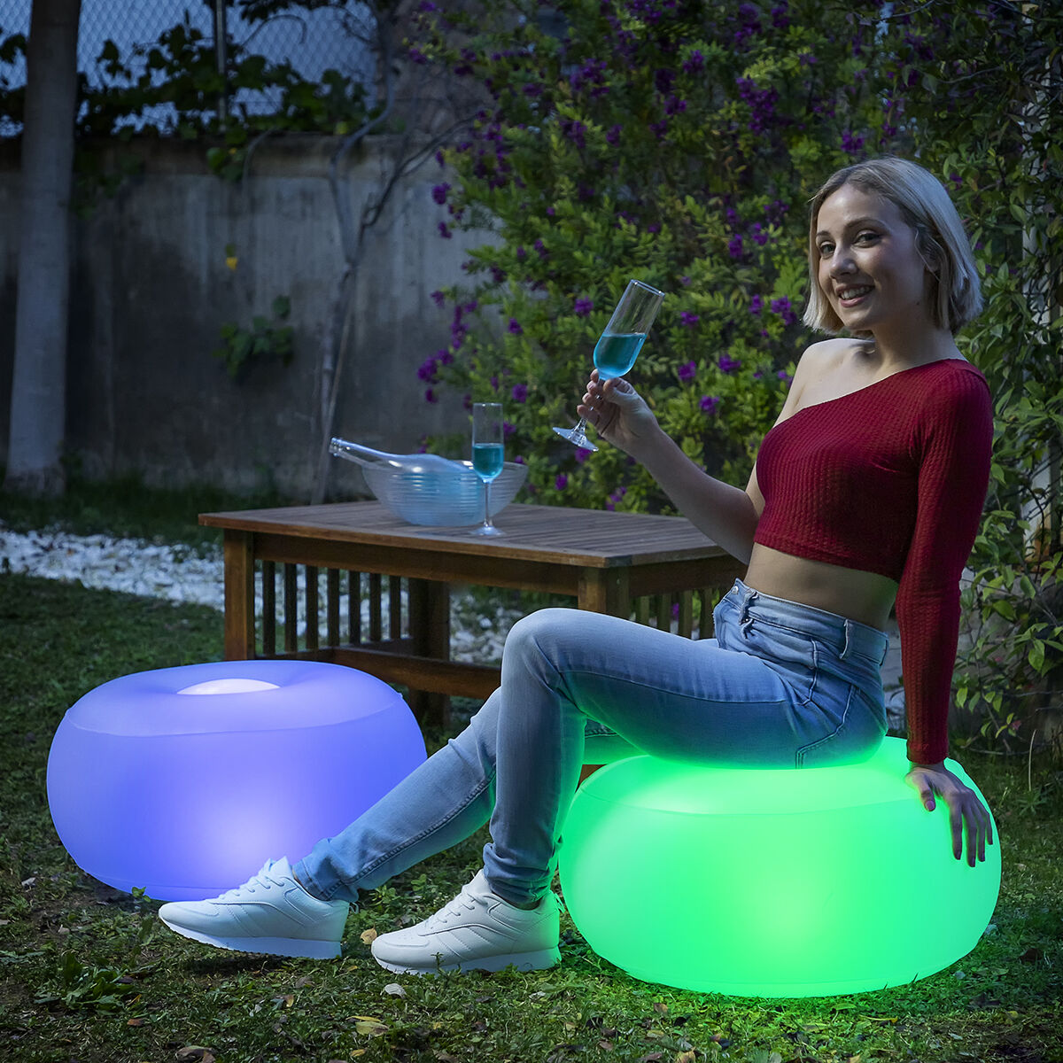 Uppblåsbar stol med flerfärgad LED och fjärrkontroll Pulight InnovaGoods finns hos Aktivcamping