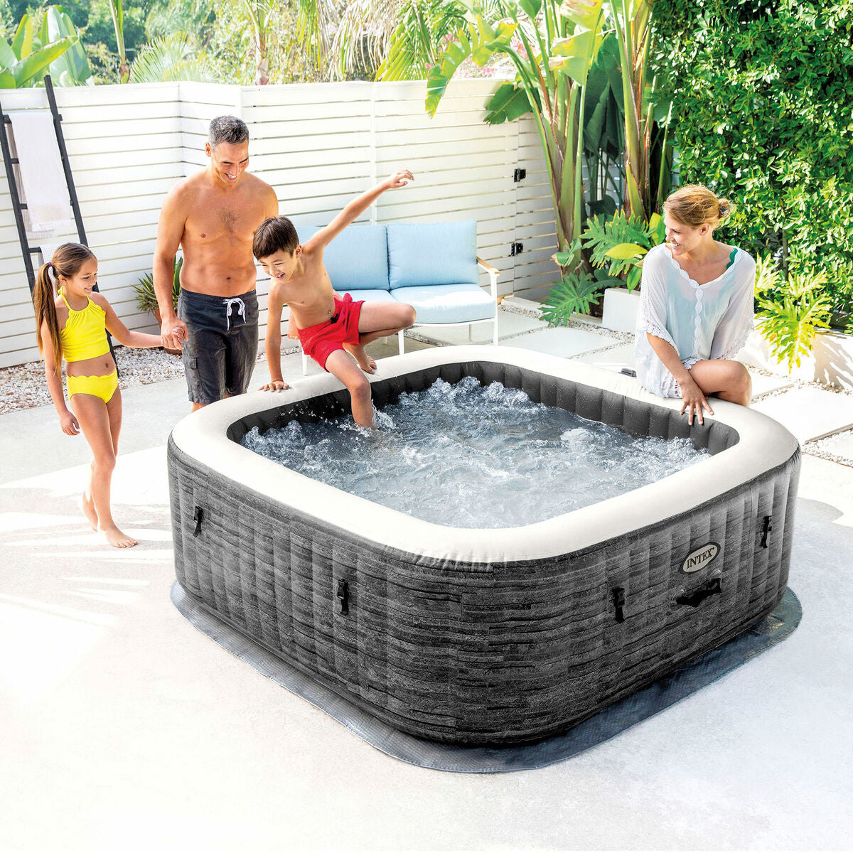 Uppblåsbart spa Intex 4 personer 795 L finns hos Aktivcamping