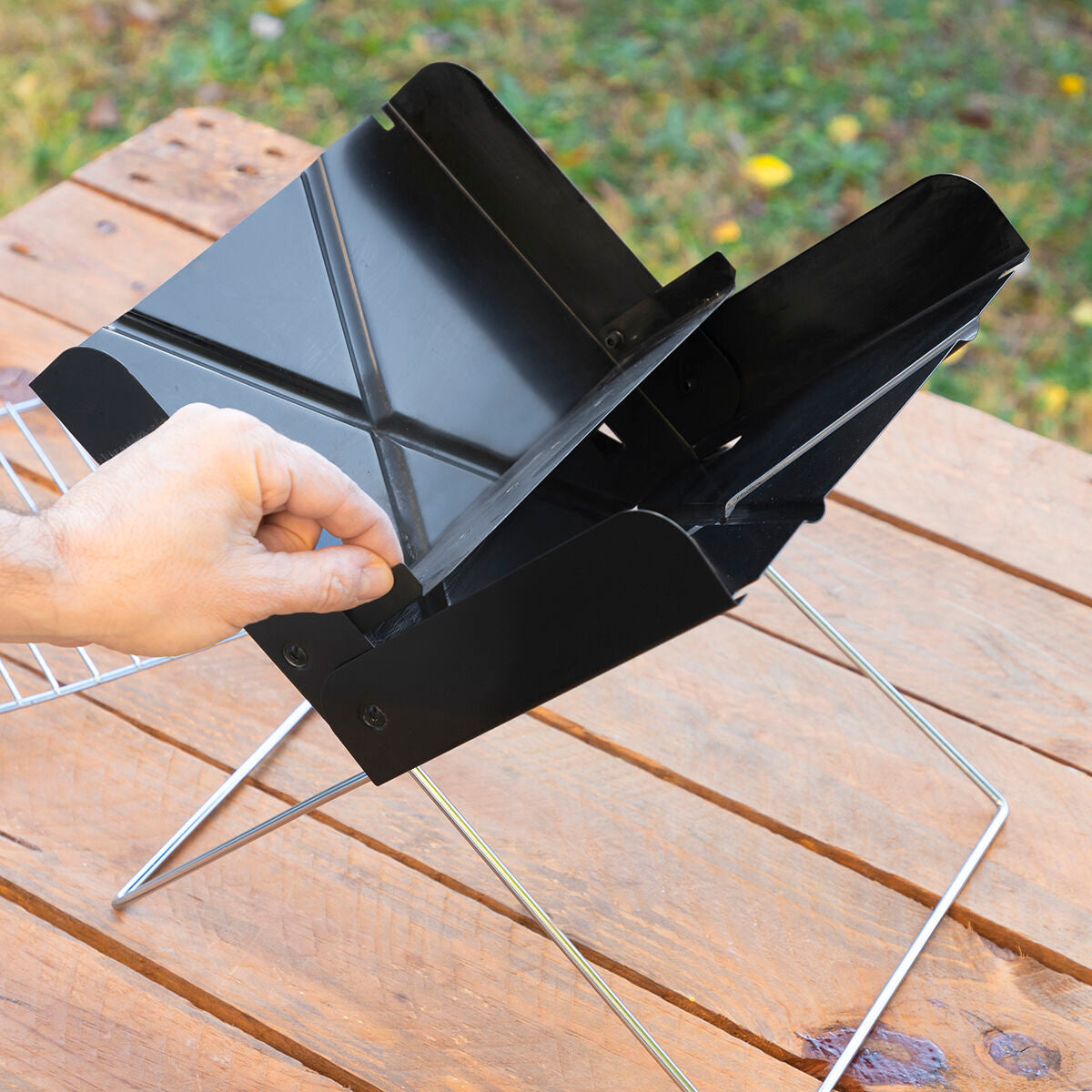 Mini foldable portable charcoal grill Foldecue InnovaGoods