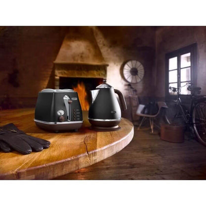 Vattenkokare DeLonghi 1,7 L Svart Rostfritt stål finns hos Aktivcamping