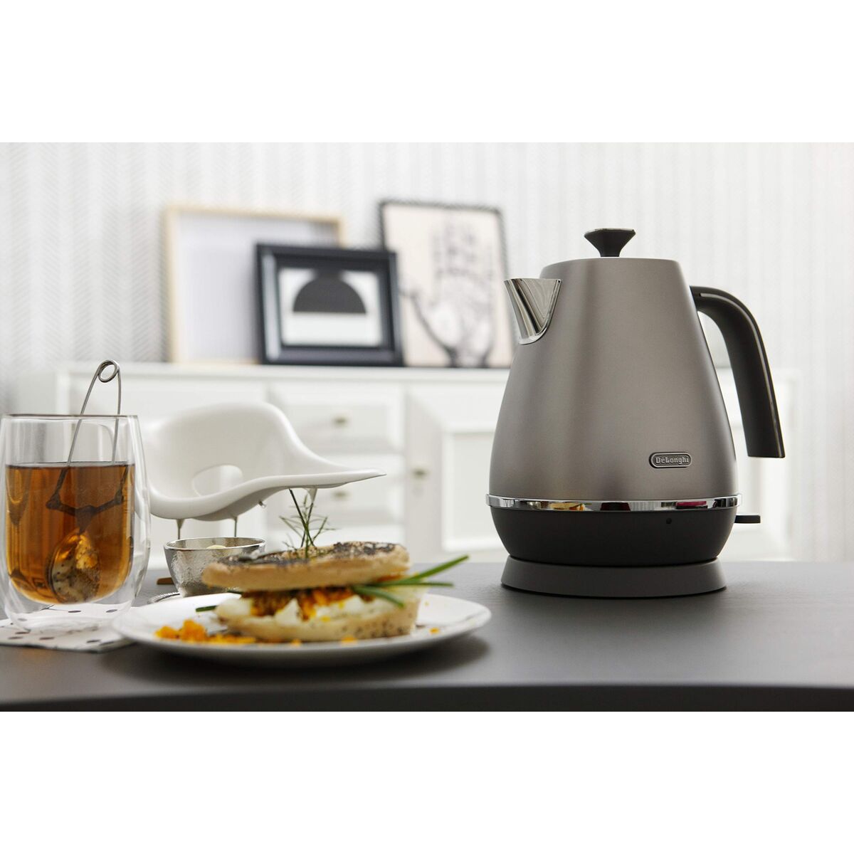 Vattenkokare DeLonghi KBI2001.S 2000 W 1,7 L Silvrig Krom Metall finns hos Aktivcamping
