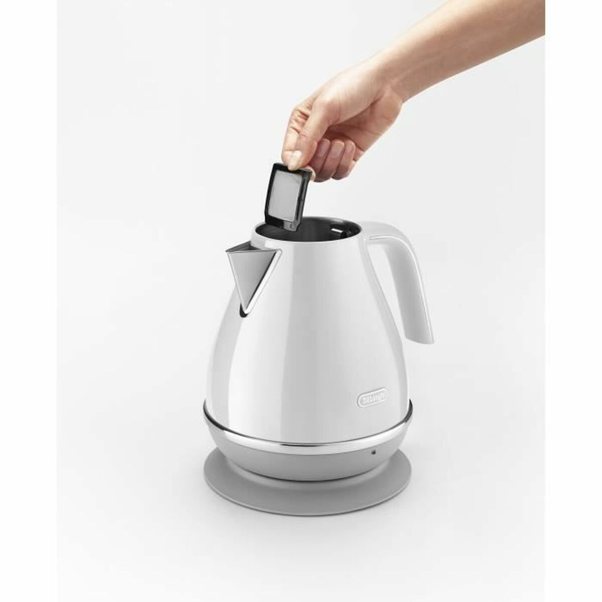 Vattenkokare DeLonghi Vit Rostfritt stål 1,7 L 2000 W finns hos Aktivcamping