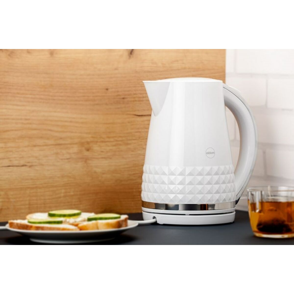 Vattenkokare Eldom C270B Vit 2150 W 1,7 L finns hos Aktivcamping