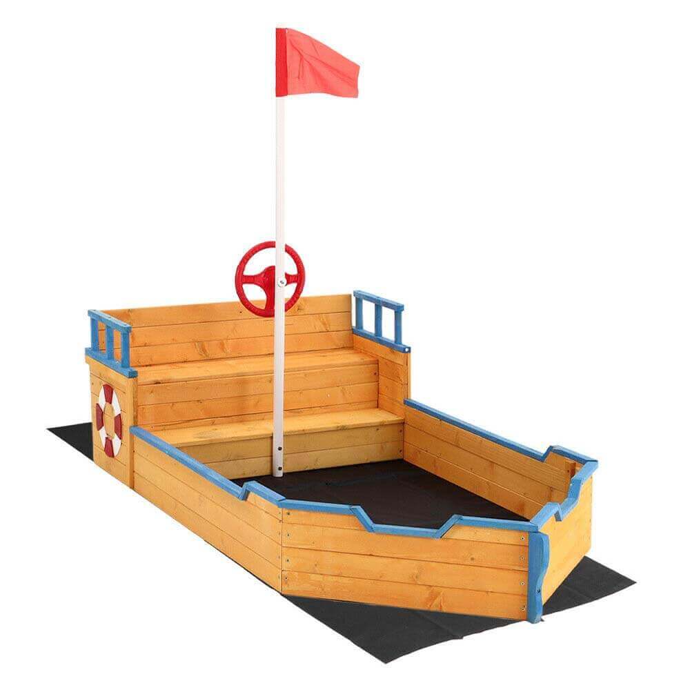 Sandlåda formad som Piratskepp med ratt och flagga finns hos Aktivcamping