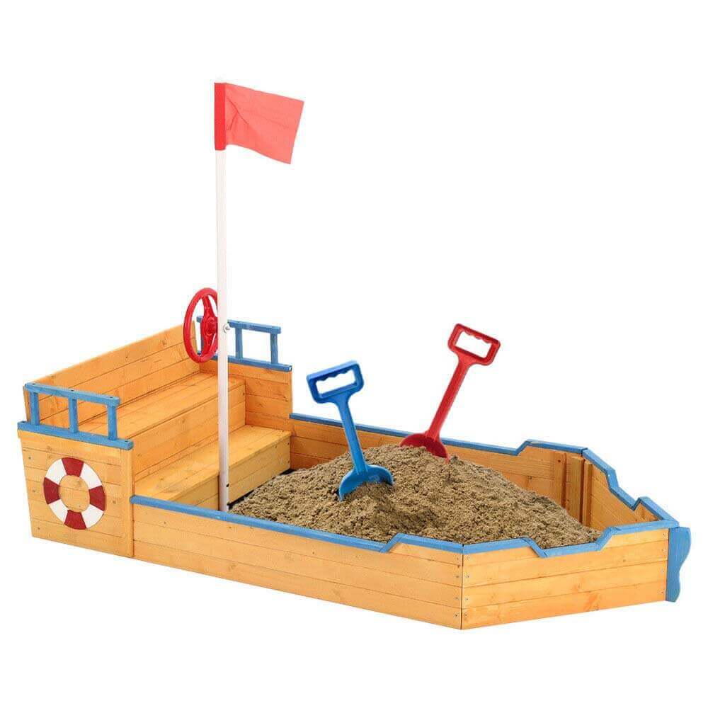 Sandlåda formad som Piratskepp med ratt och flagga finns hos Aktivcamping