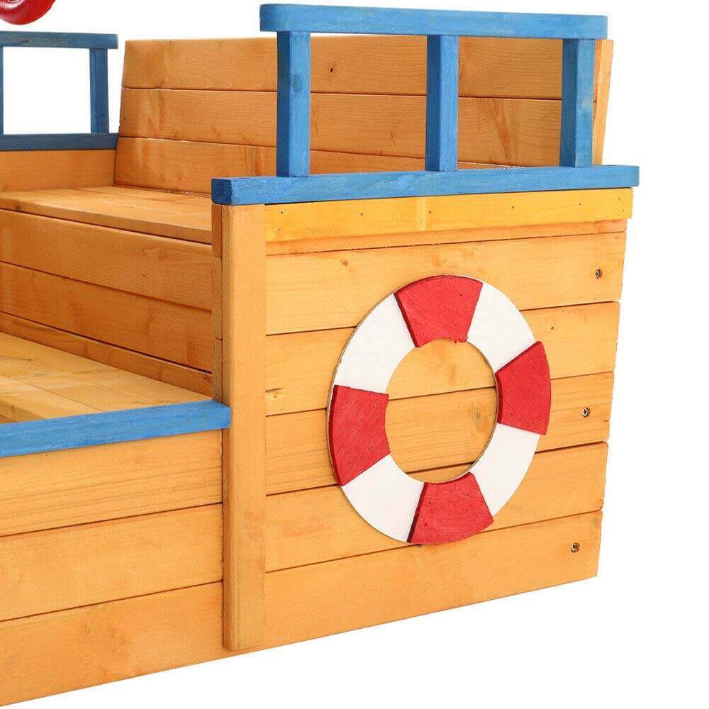 Sandlåda formad som Piratskepp med ratt och flagga finns hos Aktivcamping