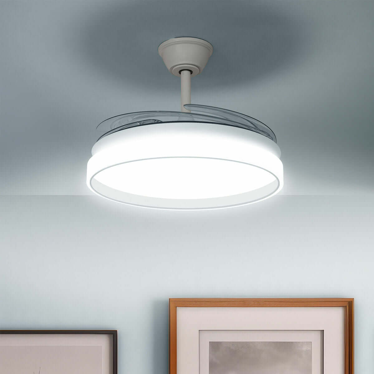 Takfläkt med LED-ljus och 4 Infällbara Blad finns hos Aktivcamping